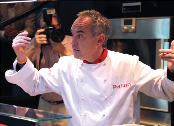Ferran Adrià explicando sus recetas