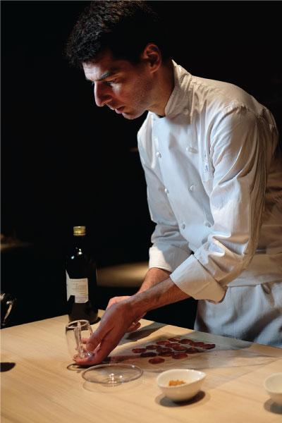 Max Alajmo preparando una receta para Joselito Lab