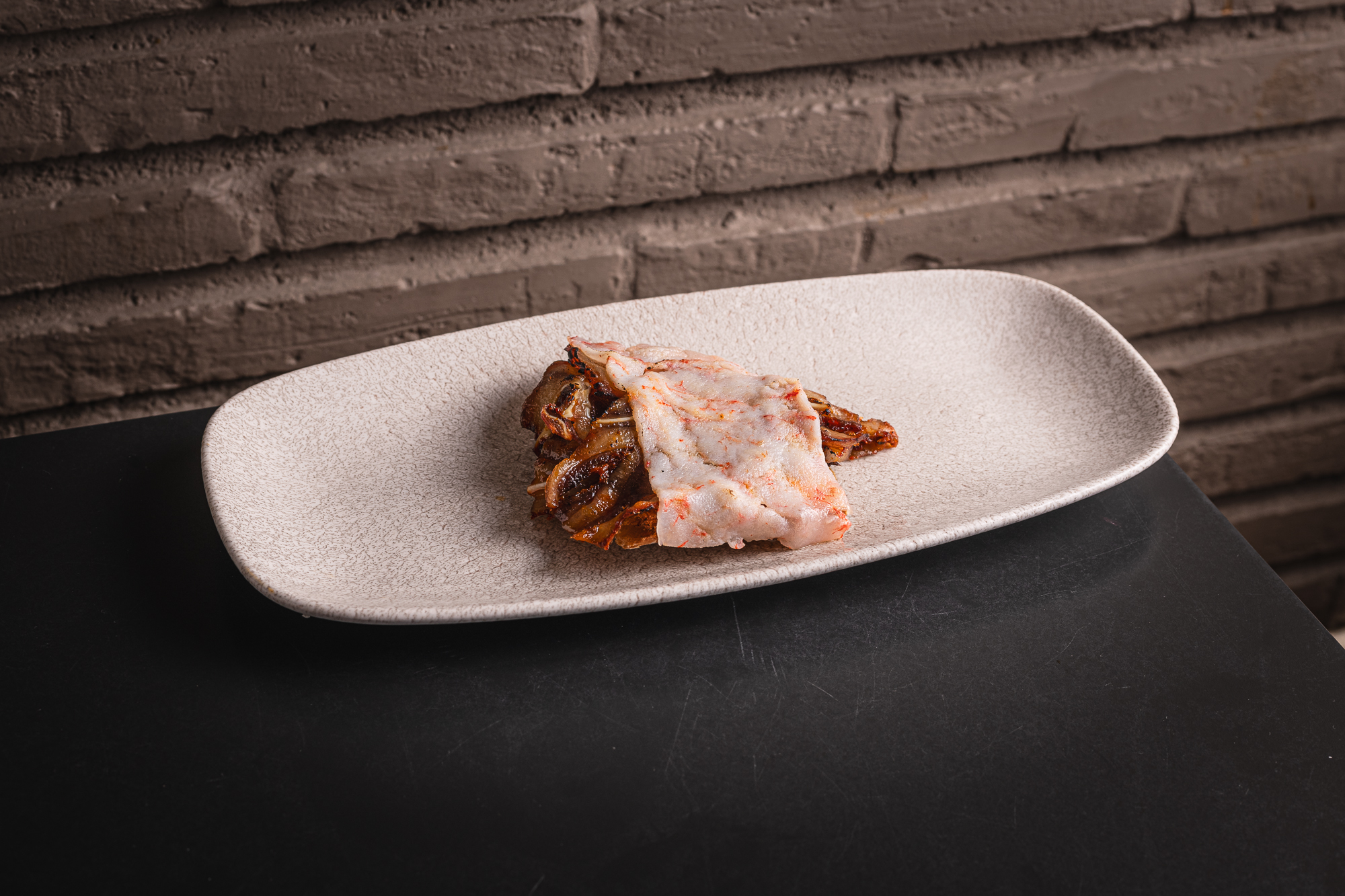 Tosta de careta de cerdo adobada y carpaccio de quisquilla