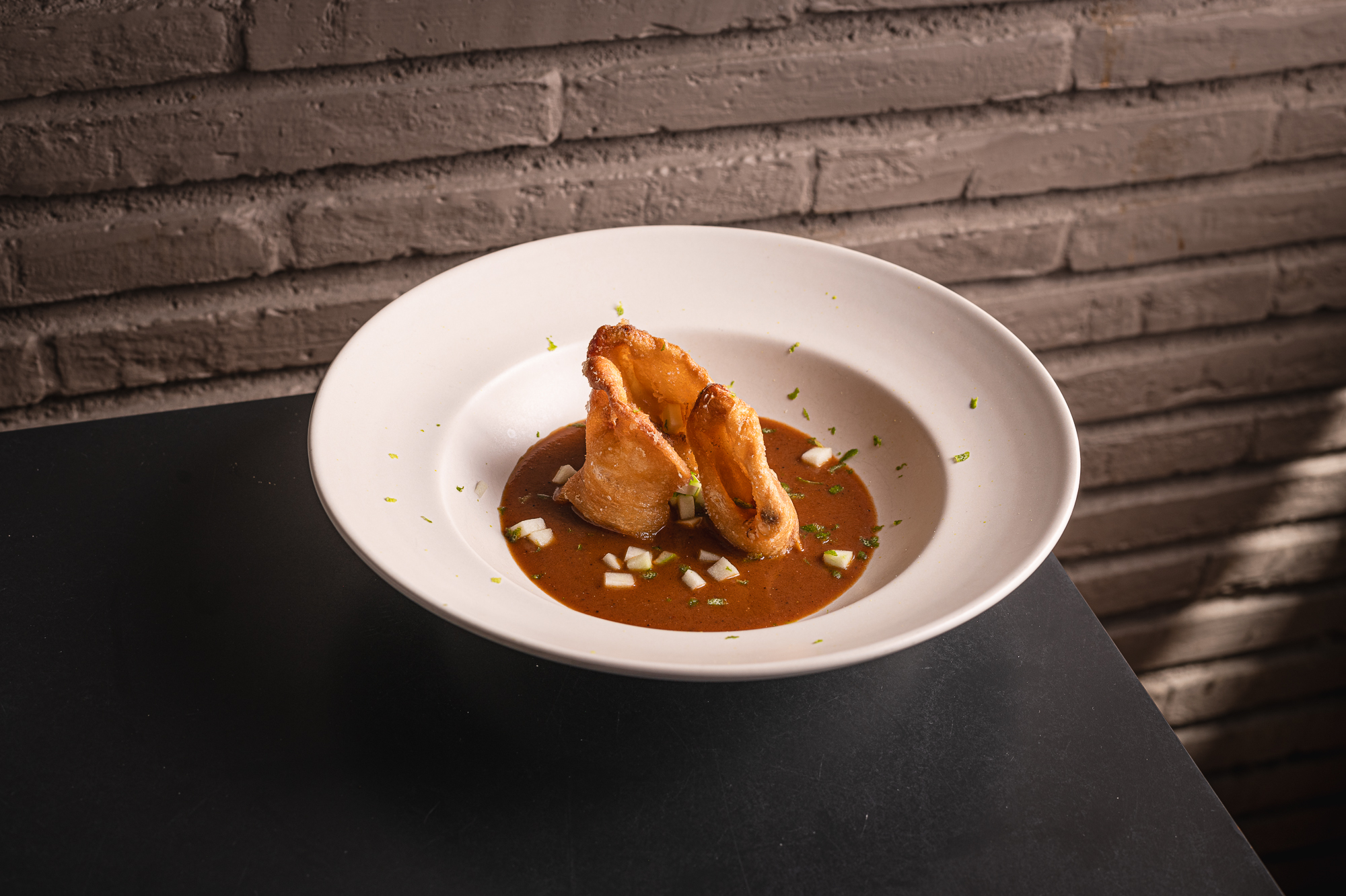 Oreja de cerdo frita con salsa vizcaína