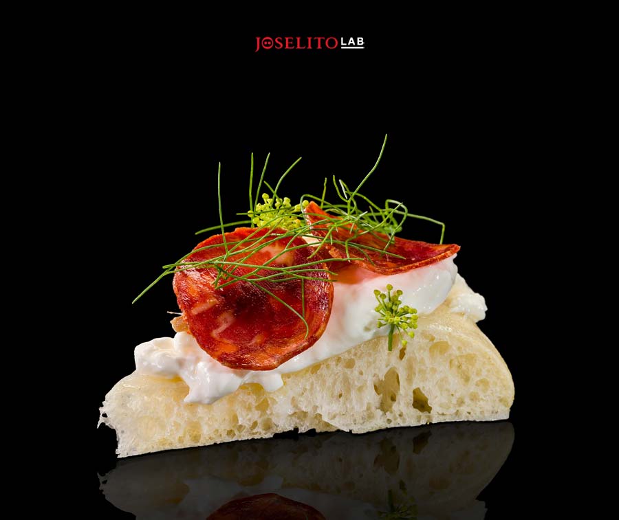 Pizza de burrata, anchoas y chorizo Joselito