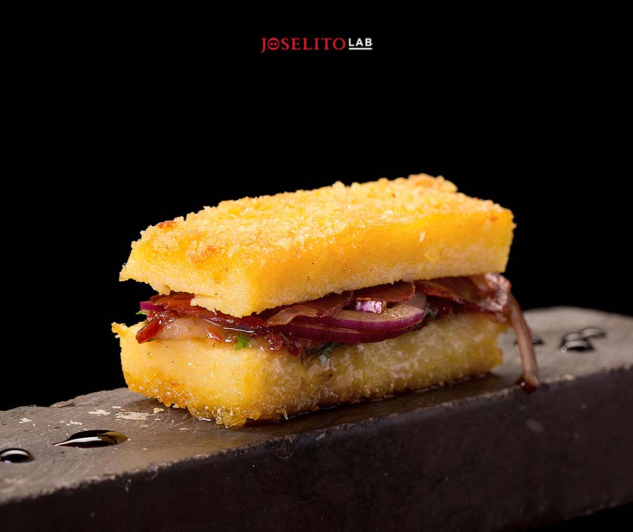 Croqueta de polenta con puré de lardo y cebolla con vinagre