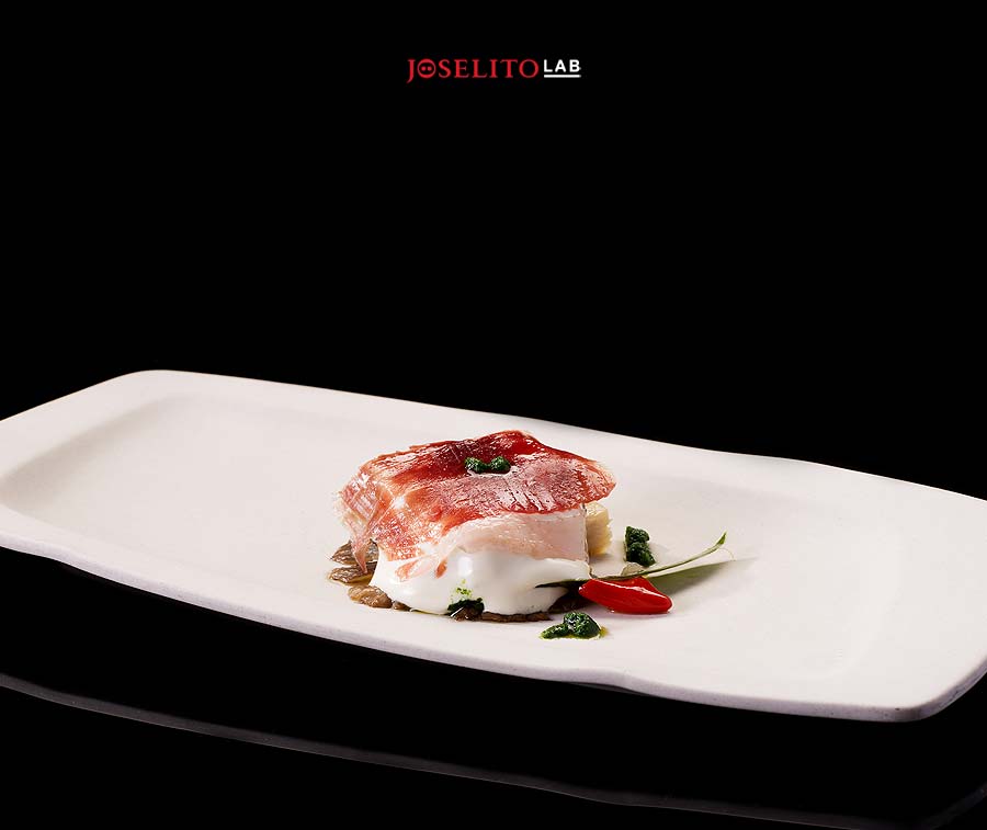 Setas con espuma de piñones y jamón Joselito