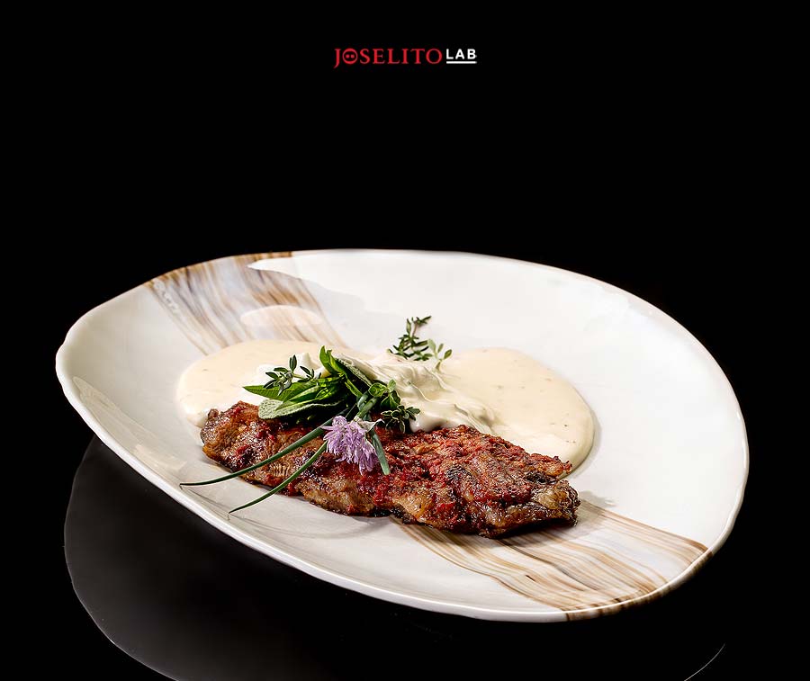 Pluma Joselito con curtido de tomate asado con mozzarella y tomate