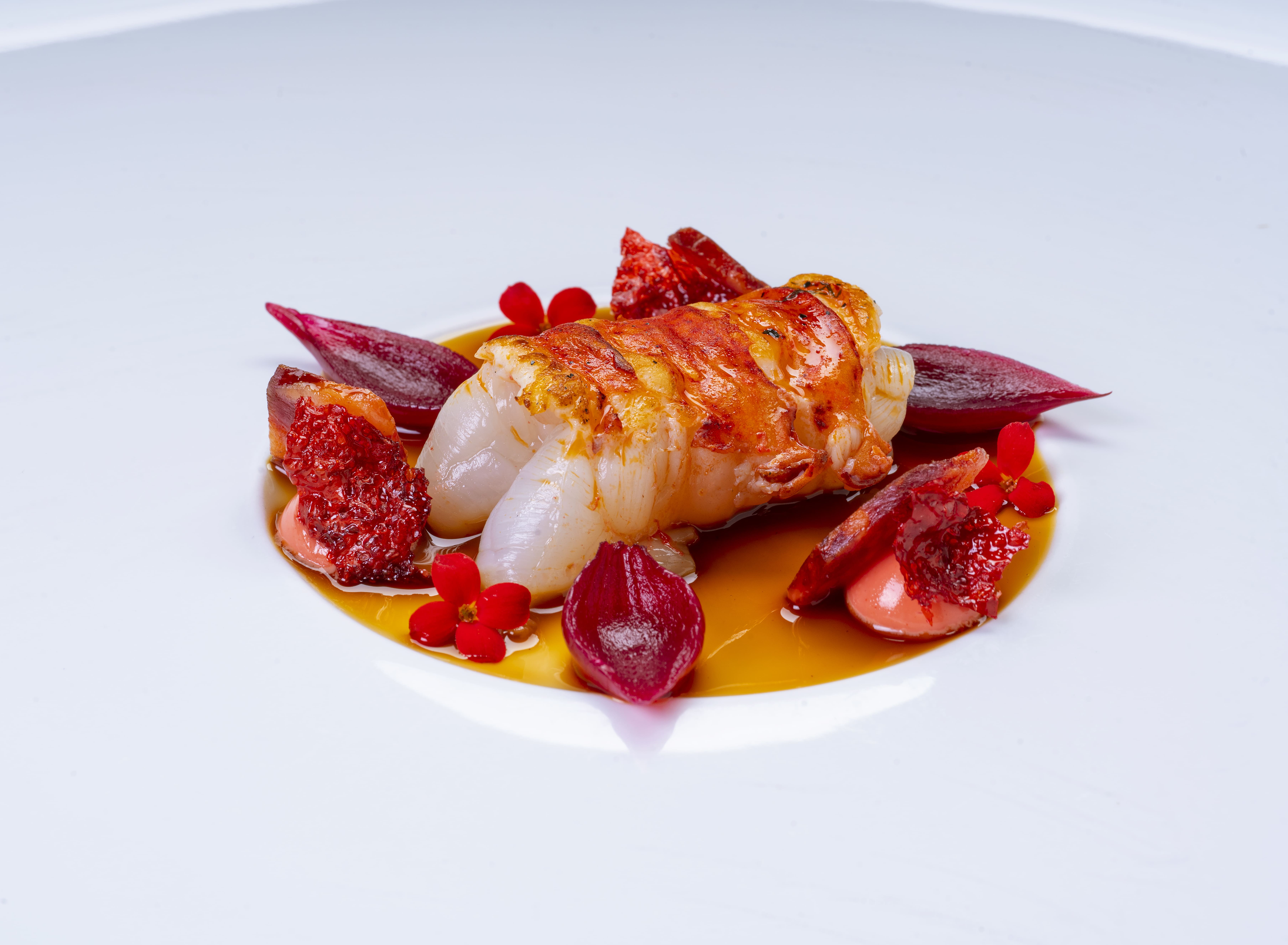 Bogavante, chorizo Joselito fresco y jugo de pimientos asados