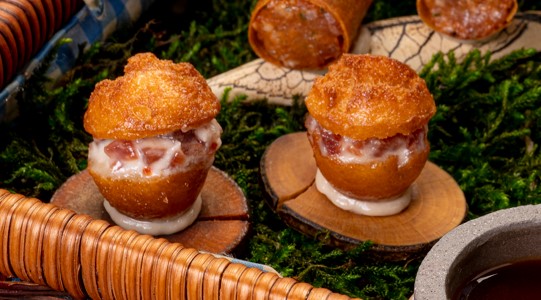 Brioche a base de grasa de cerdo Joselito relleno de una emulsión de anguilas y copa