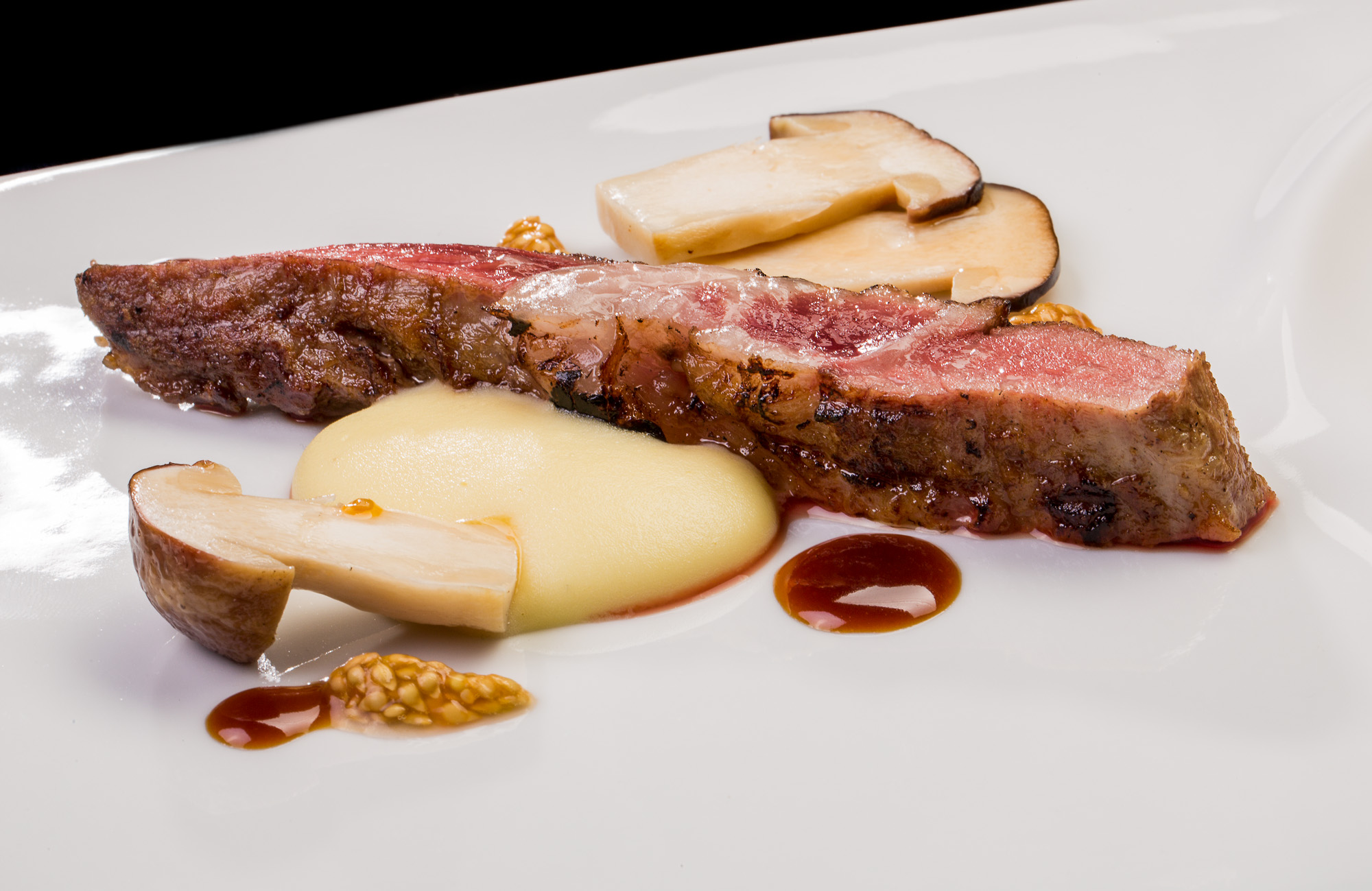 Abanico Joselito con ensalada de repollo en vinagre y vinagreta de tomate asado