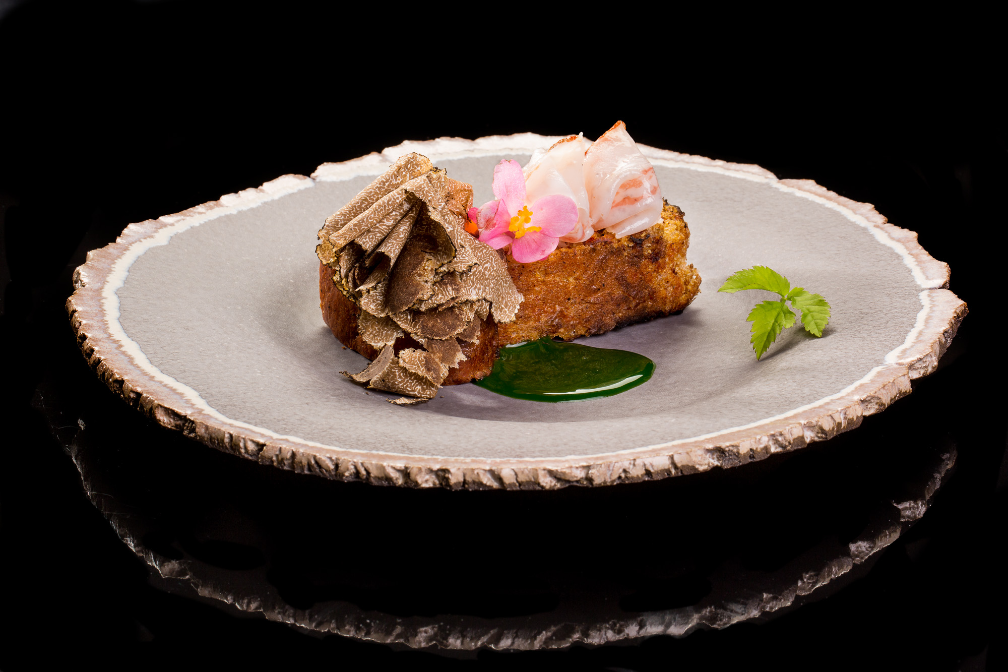 Brioche de panceta con huevo y trufa