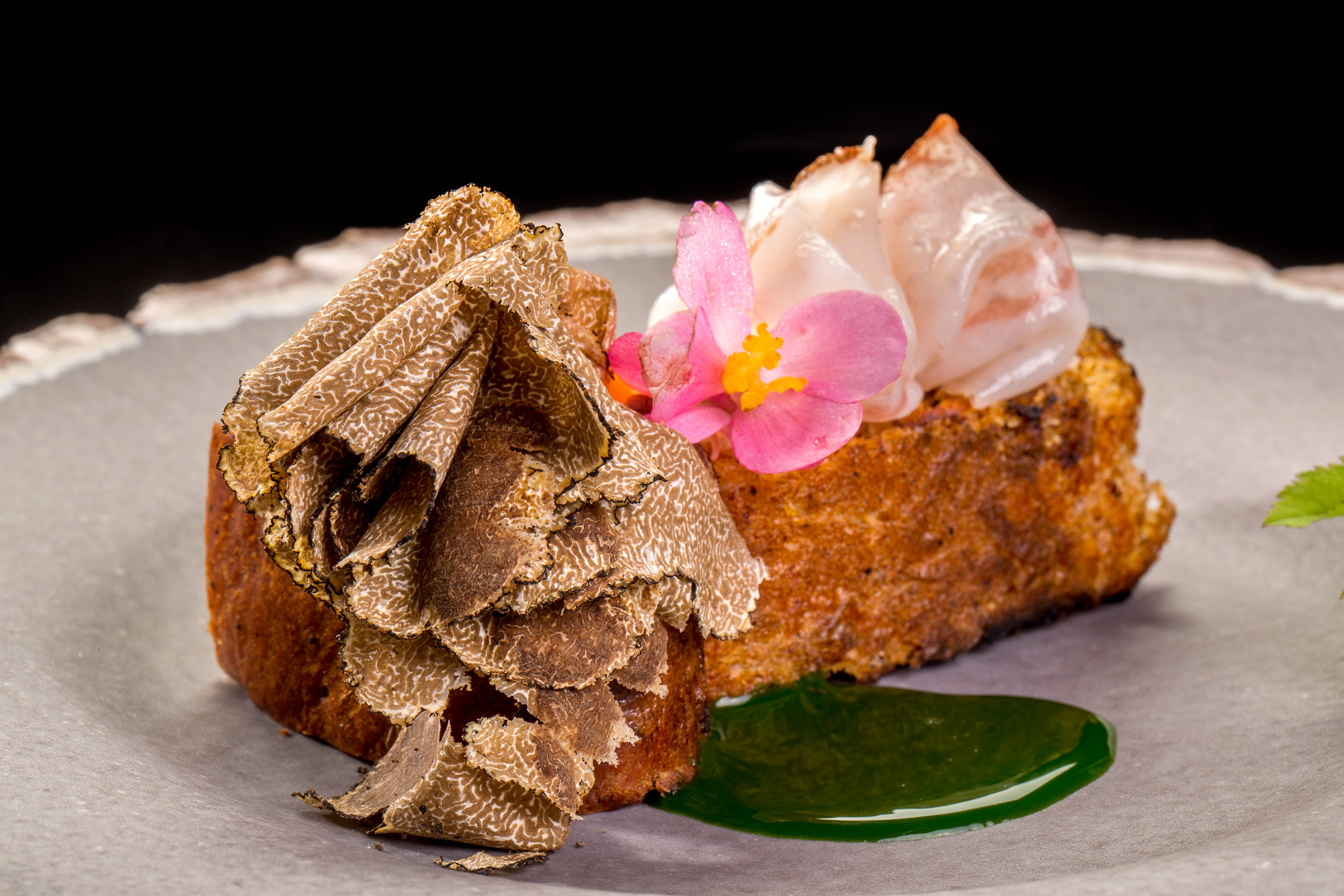 Brioche de panceta con huevo y trufa