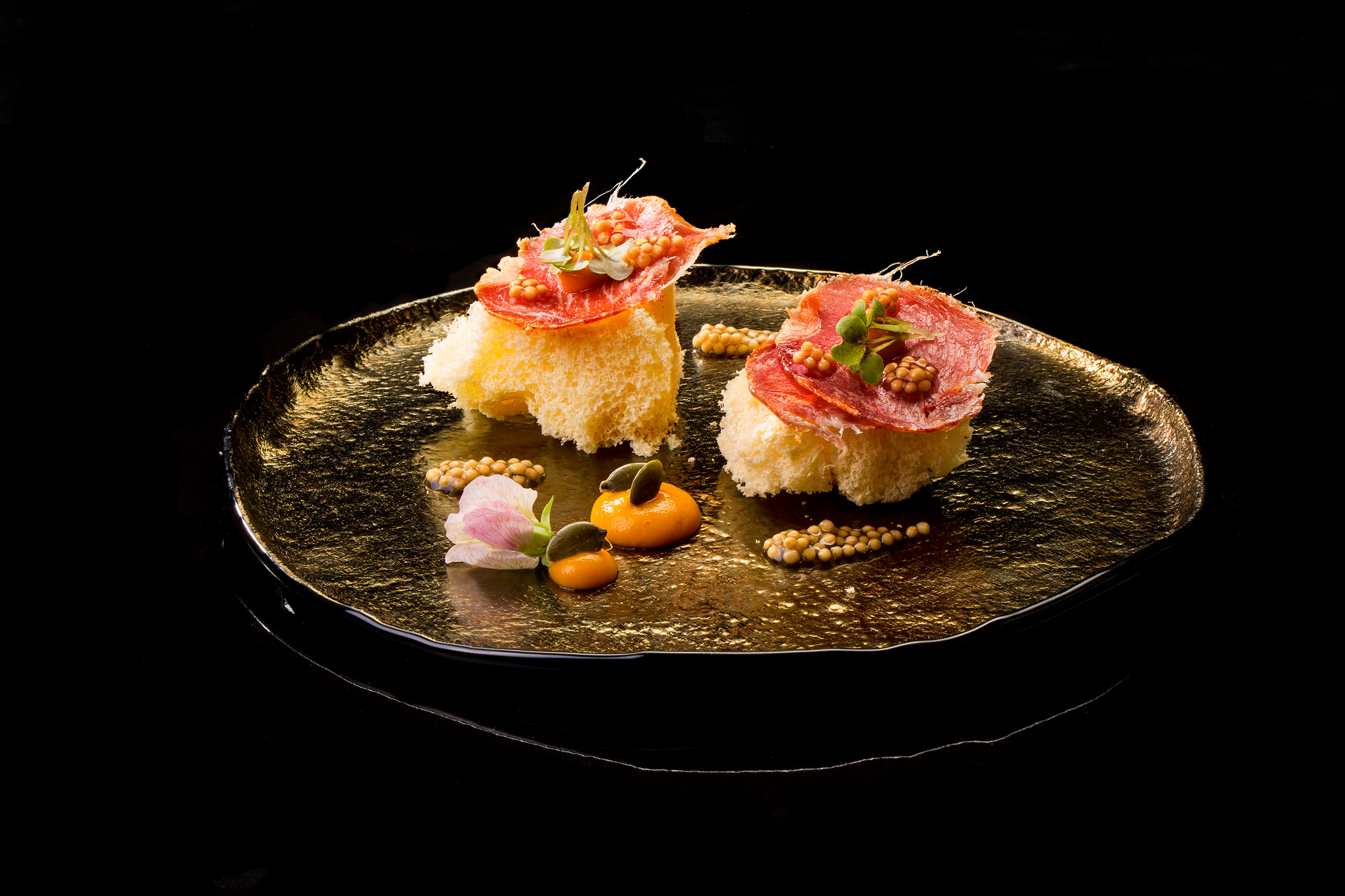 Caña de lomo Joselito sobre pan de espuma de calabaza con granos de mostaza