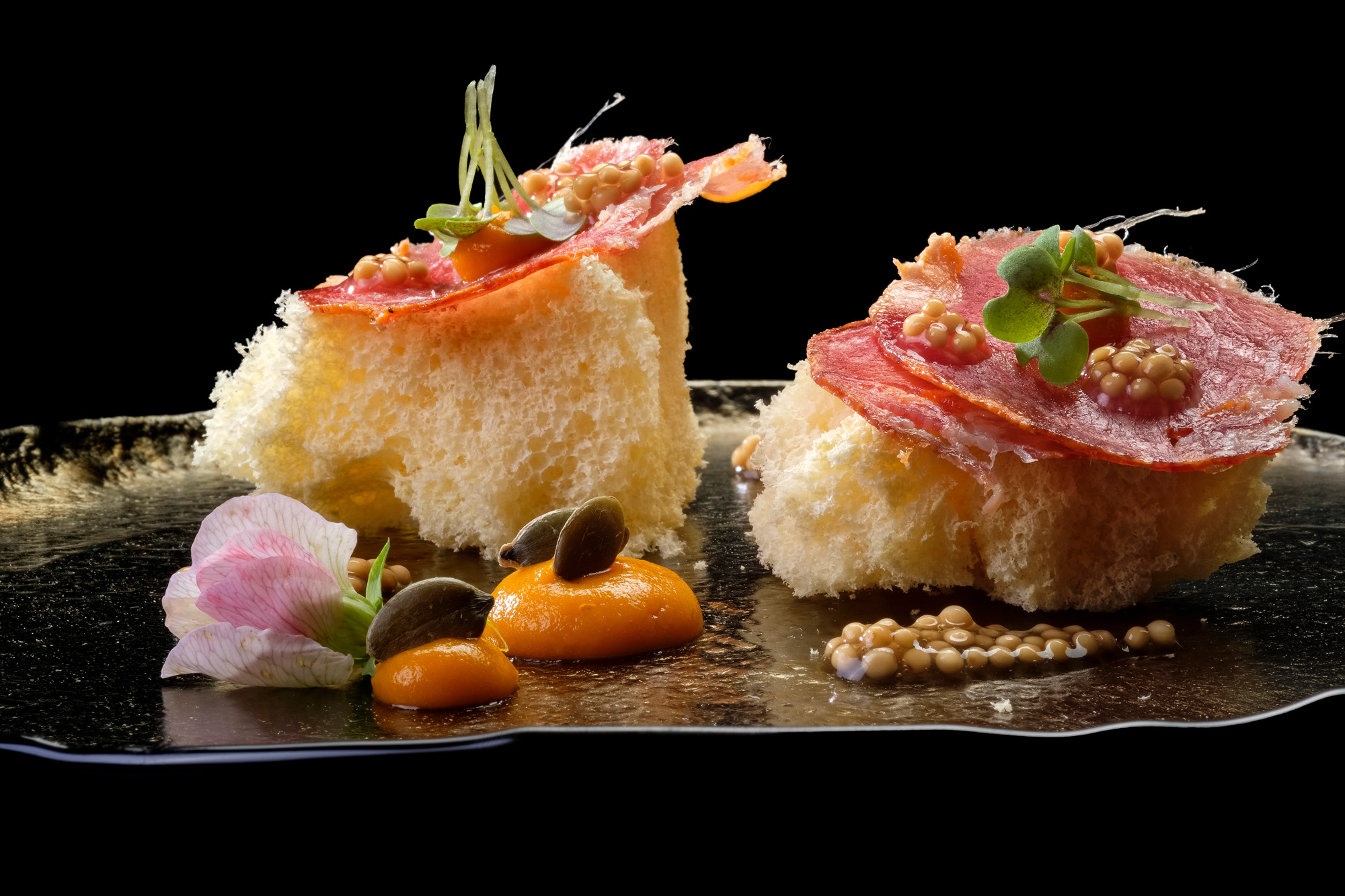 Caña de lomo Joselito sobre pan de espuma de calabaza con granos de mostaza