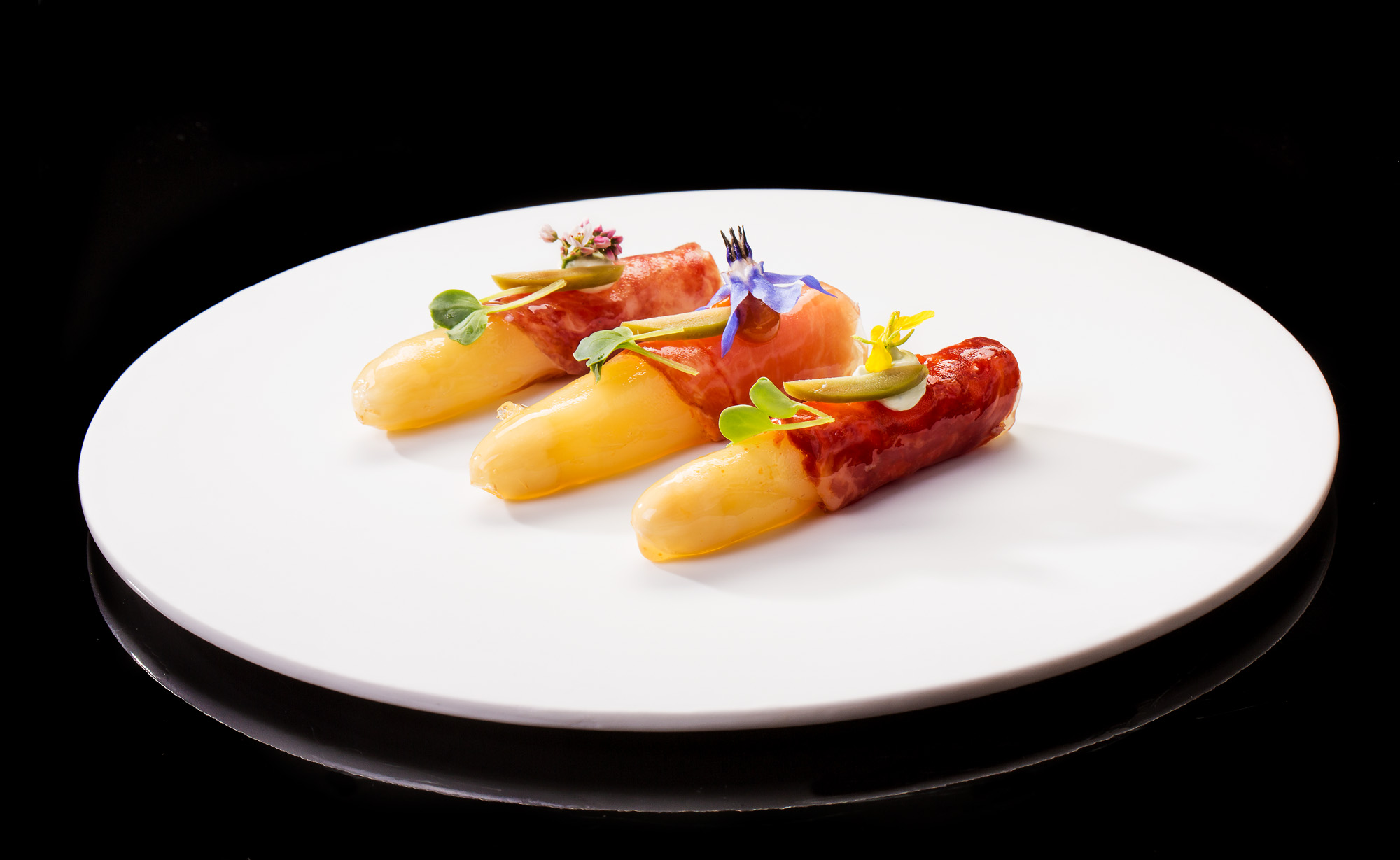 Espárragos blancos en vinagre con chorizo Joselito, caña de lomo y salchichón