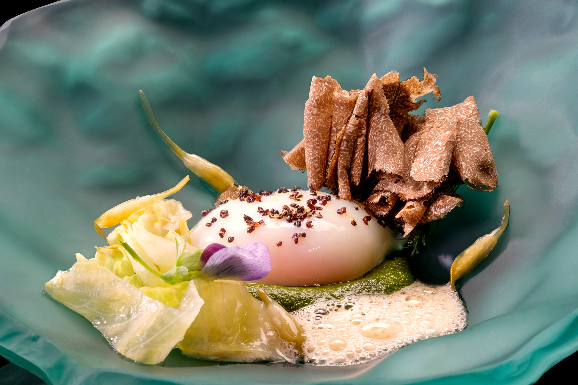 Huevo campestre y panceta Joselito con trufas y crema de hinojo