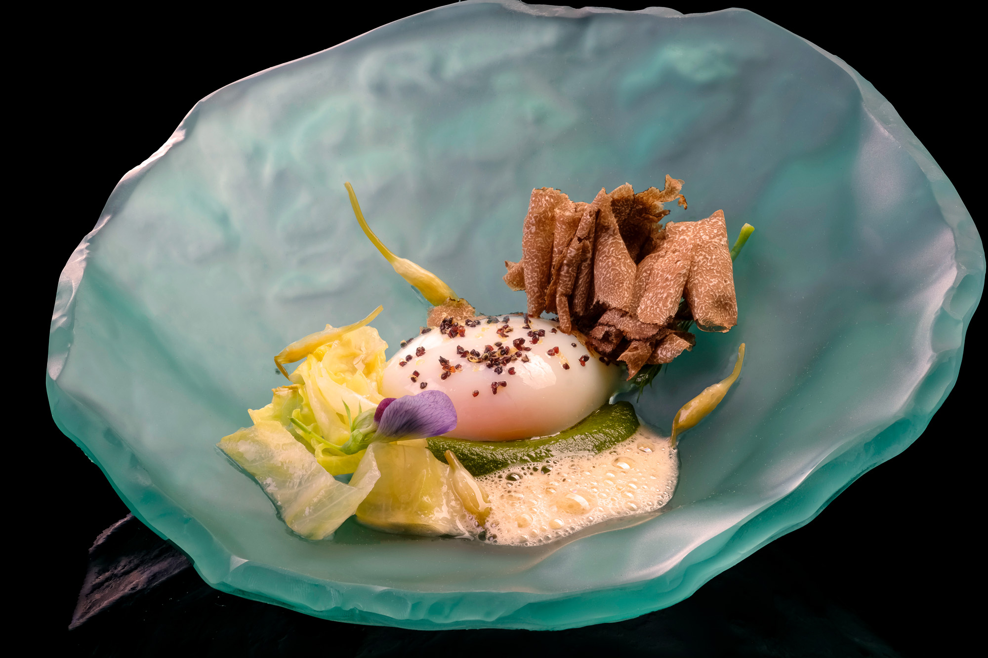 Huevo campestre y panceta Joselito con trufas y crema de hinojo