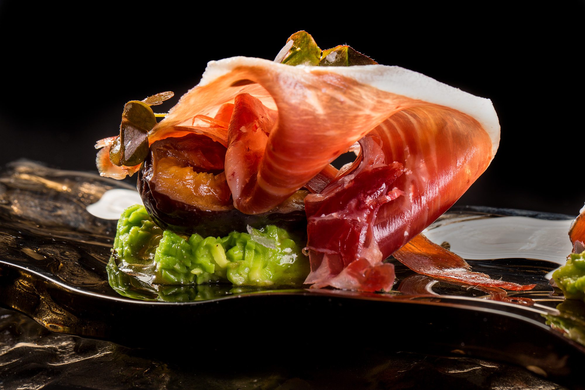 Jamón Joselito con ciruelas picantes y aguacate