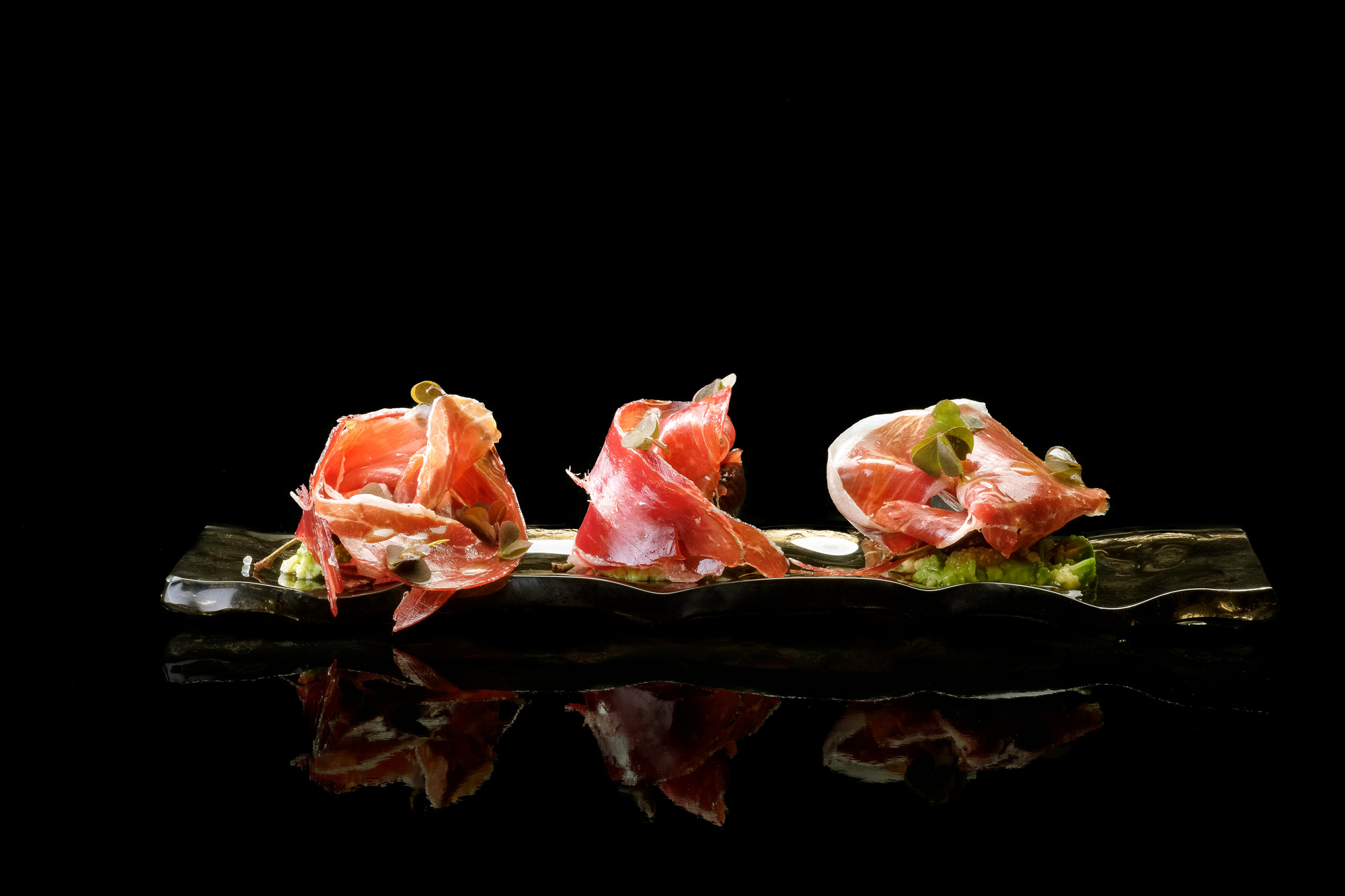 Jamón Joselito con ciruelas picantes y aguacate