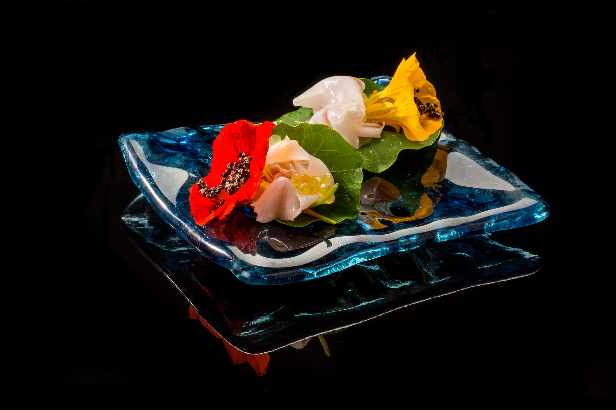 Jugo de jamón Joselito con flores de capuchina y caviar de trucha alpina