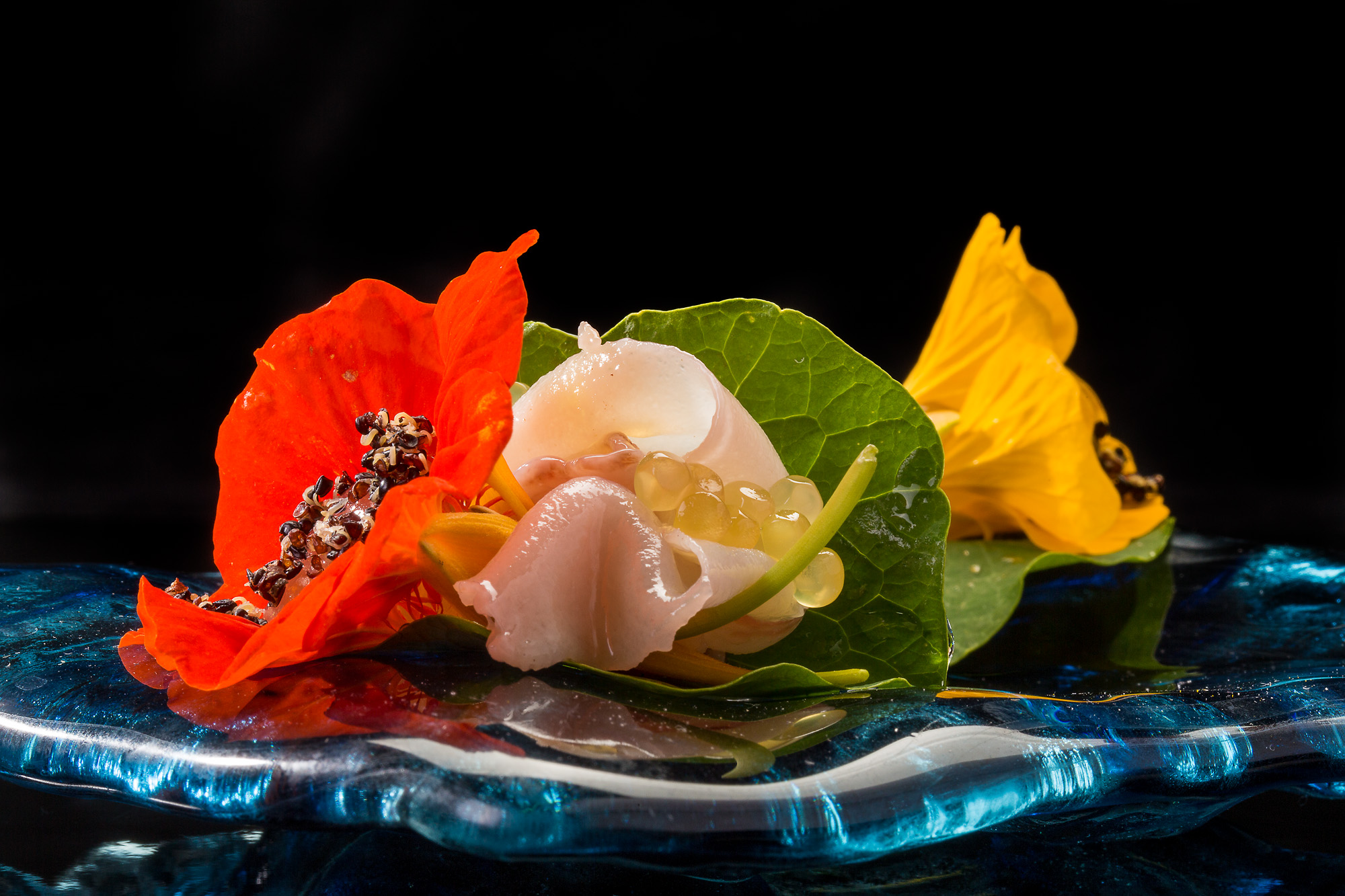 Jugo de jamón Joselito con flores de capuchina y caviar de trucha alpina