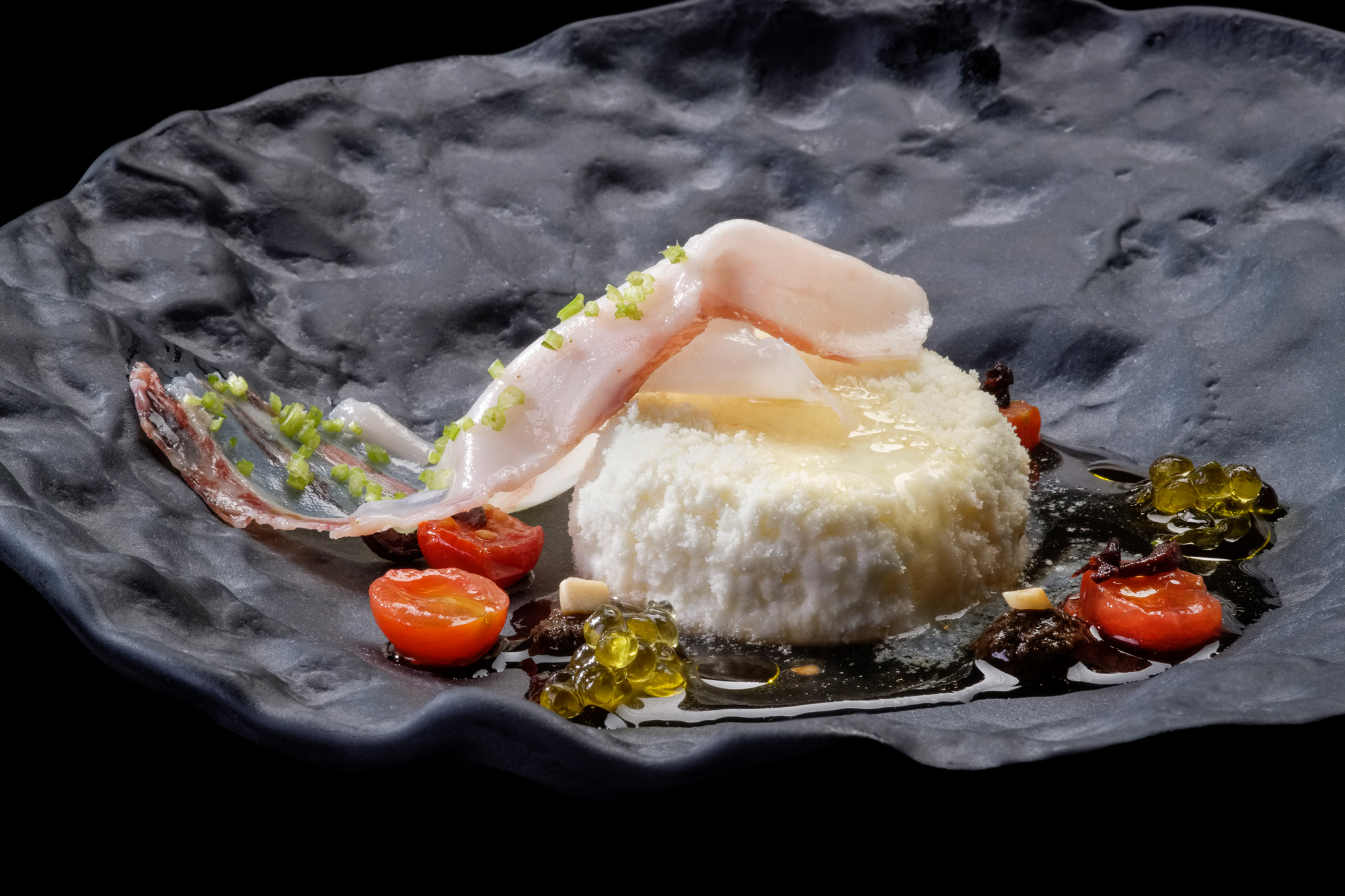 Panceta Joselito y queso de cabra fresco en corteza de chocolate blanco
