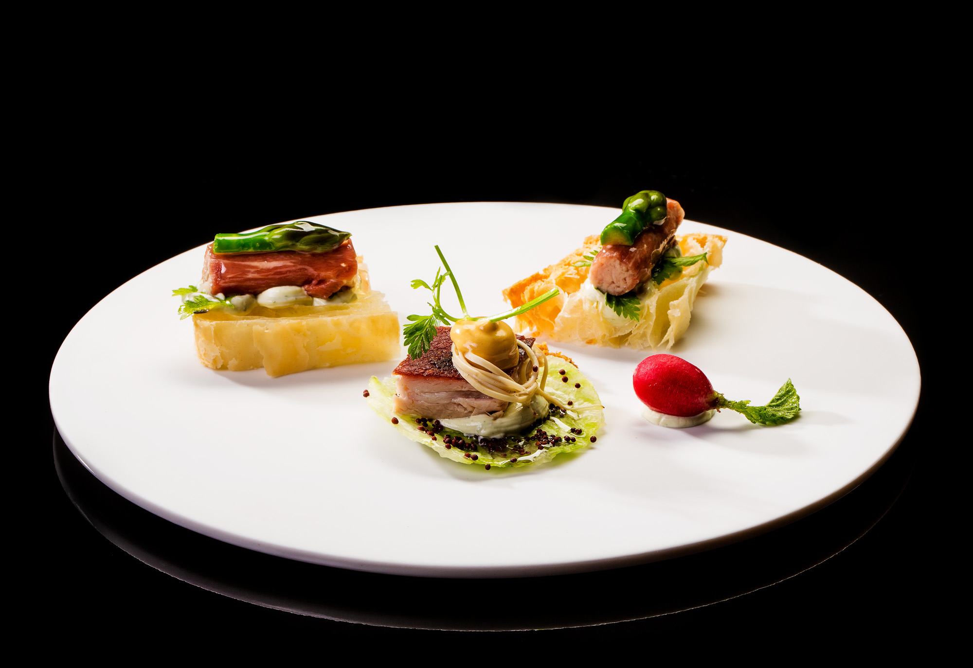 Pastelitos de jamón Joselito con crema de apio del monte y espárragos