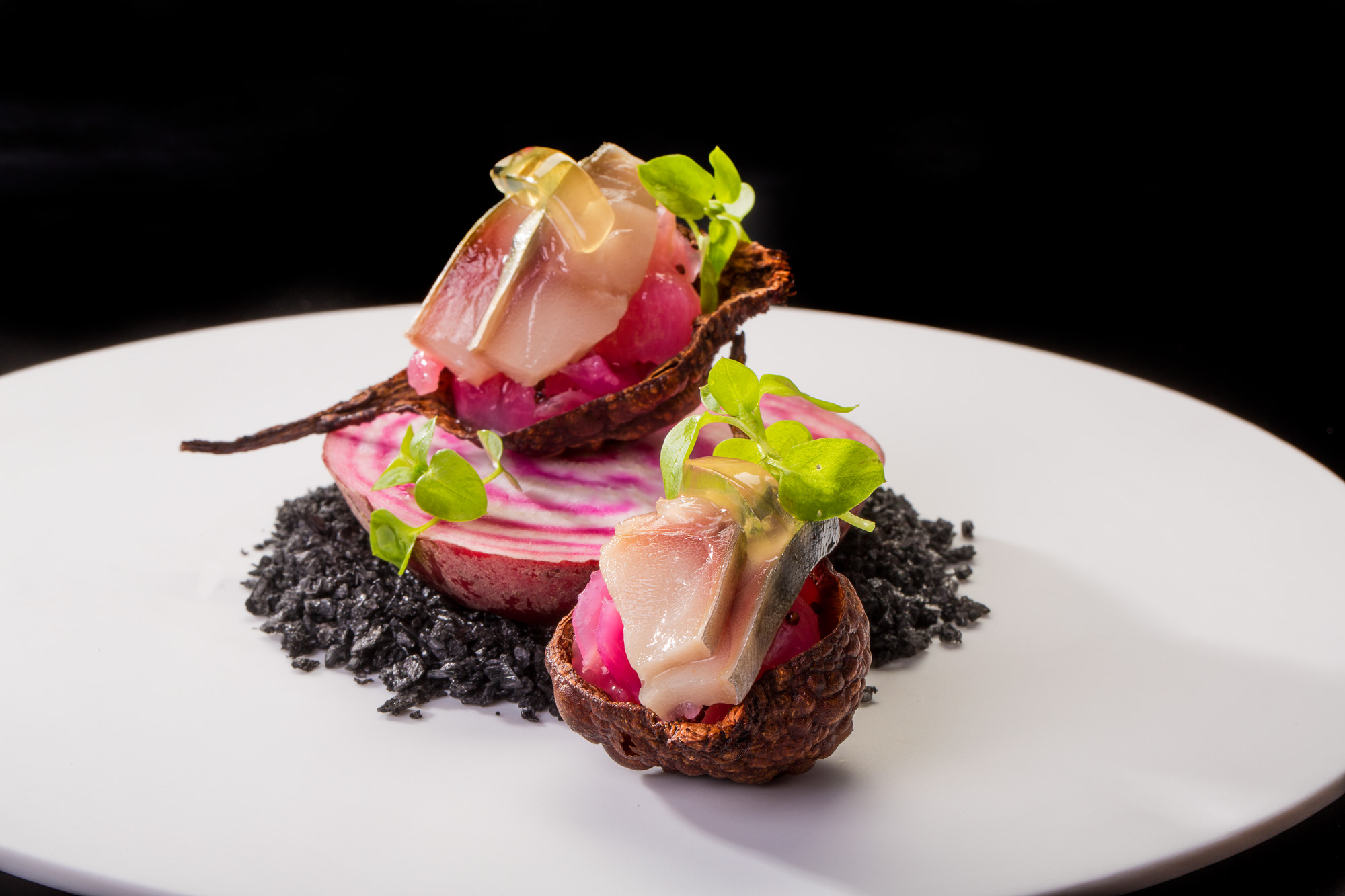 Remolacha y tiras de caballa con jalea de jugo de jamón Joselito