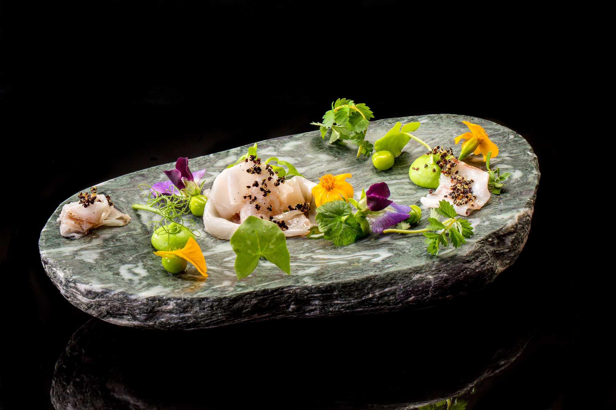 Rocalla de hierbas silvestres y panceta Joselito con guisantes dulces