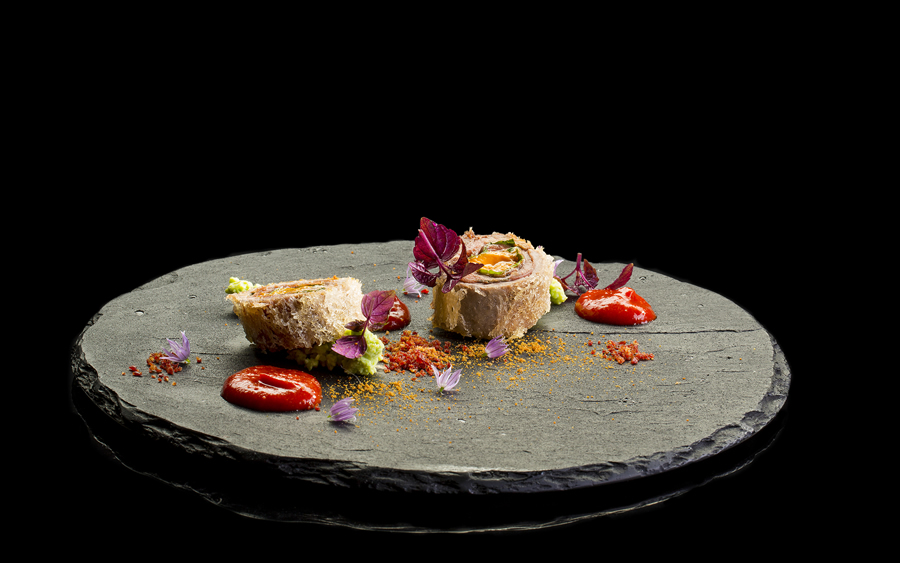 Solomillo Joselito y buñuelos ligeros de erizo de mar crudo al estilo de Hokkaido envueltos en papel de arroz y perilla con puré de pimientos Manganji y soja verde