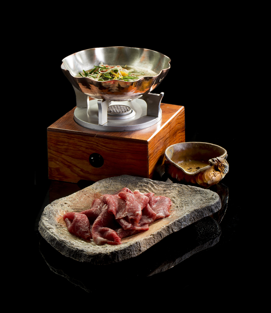 Shabu-shabu presa Joselito asada con salsa de piñones