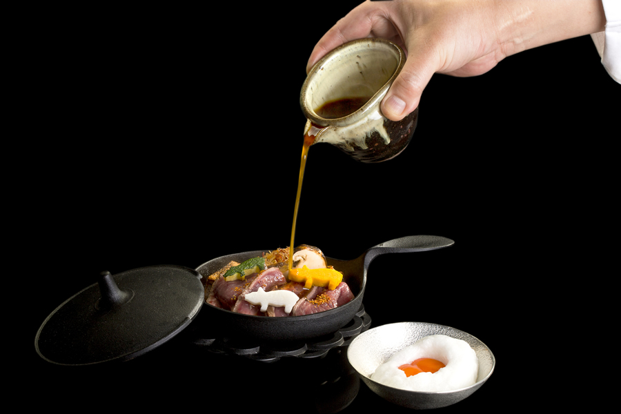 Sukiyaki de presa Joselito al estilo teppan muy caliente con acompañamiento de champiñones Matsutake