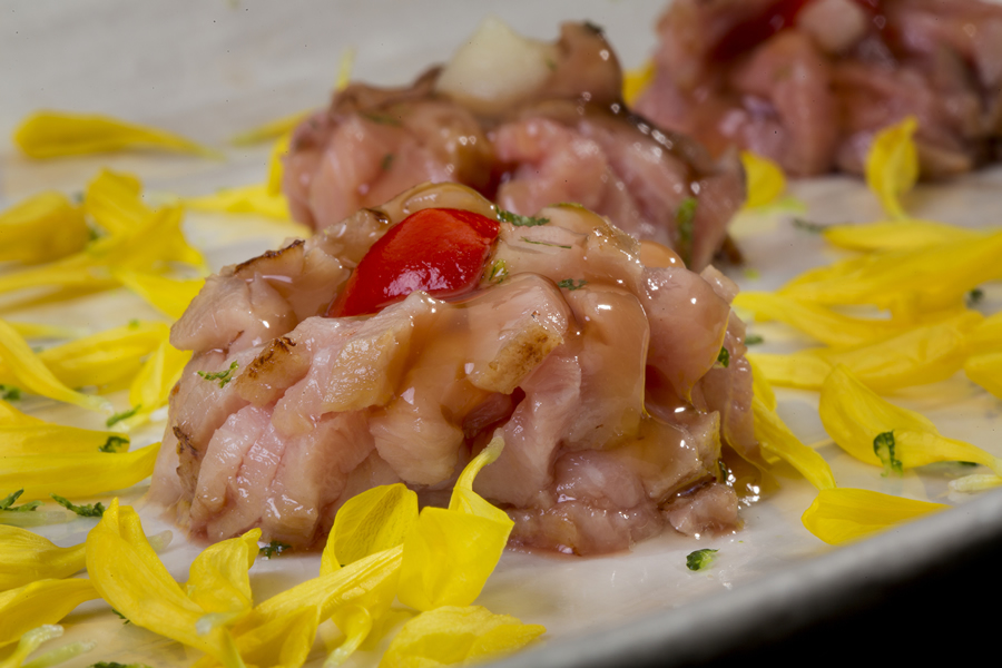 Ventresca Joselito y decorado con crisantemos al aroma de Asia