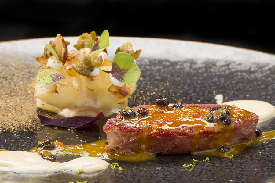 Cabezada Joselito, con corazón de coliflor fermentada, nuez moscada y pasas