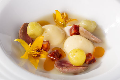 Riñones de Conejo, con chorizo Joselito, patata líquida, Zanahoria y Magnolia