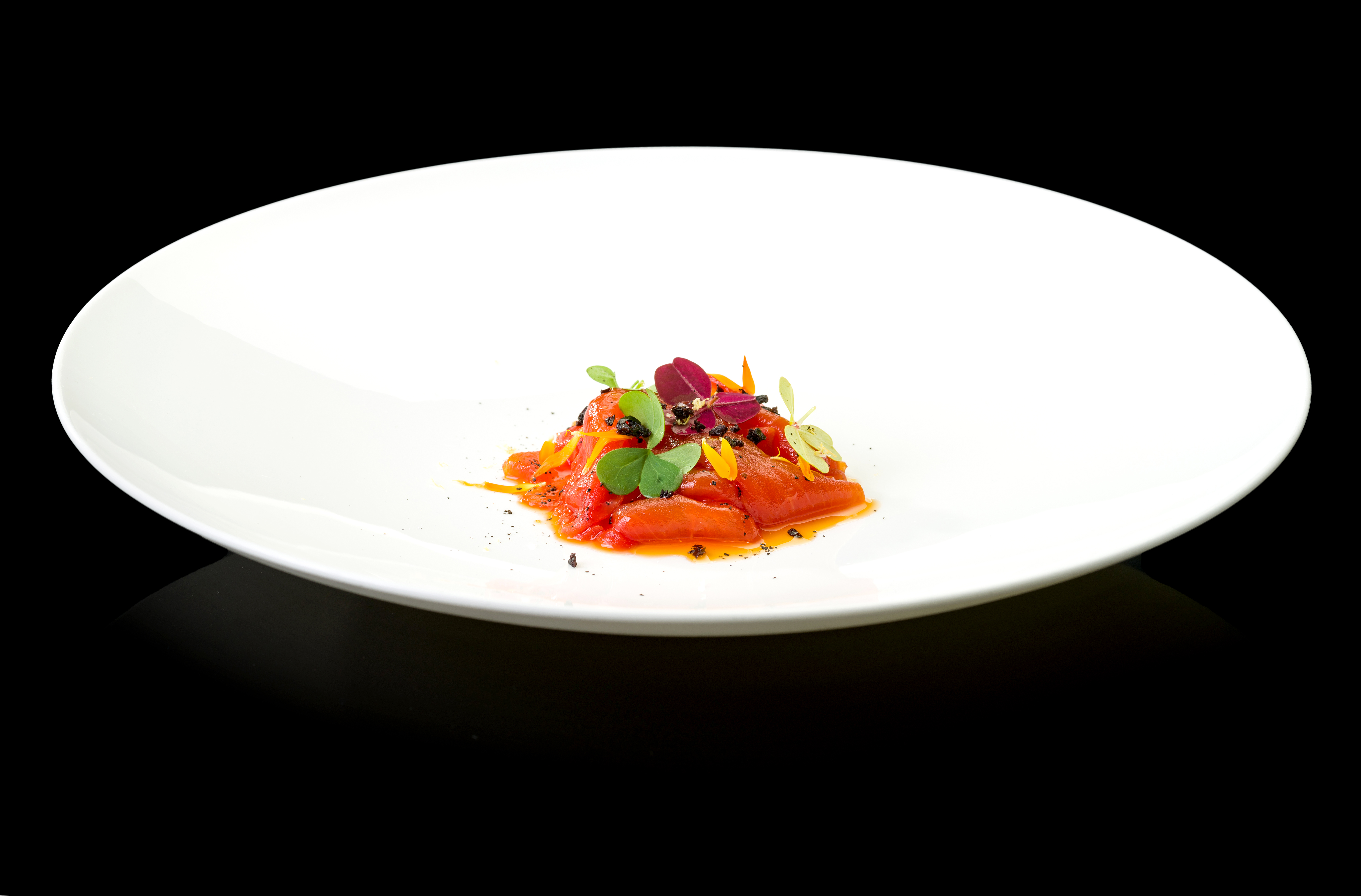 Lonchitas de sandía, aceite de chorizo y limón negro