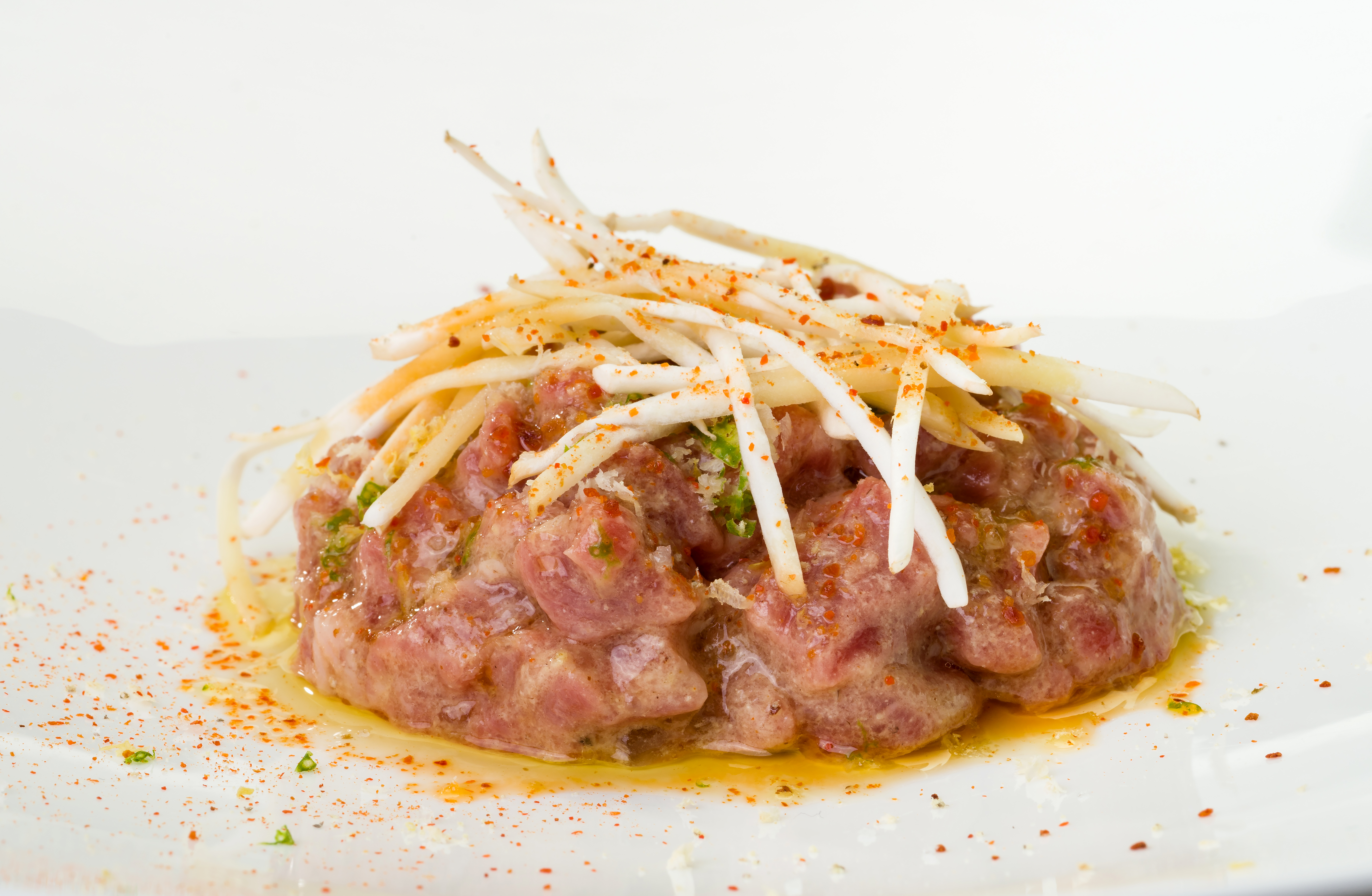 Tartar de presa, gelatina de Extraction® de apio, nieve de rábano