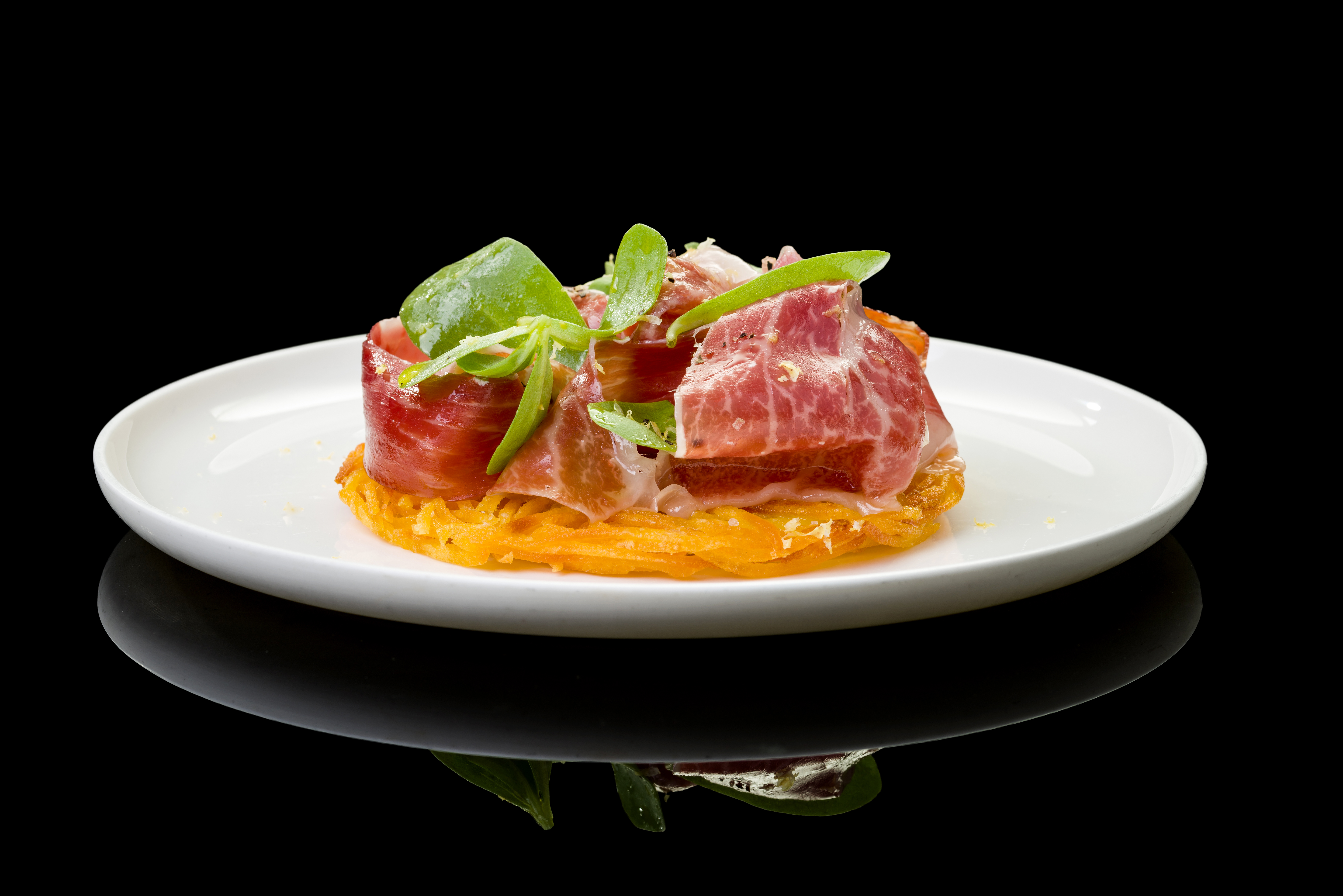 Patata darphin y Jamón gran reserva Joselito, ensalada de verdolaga y flores