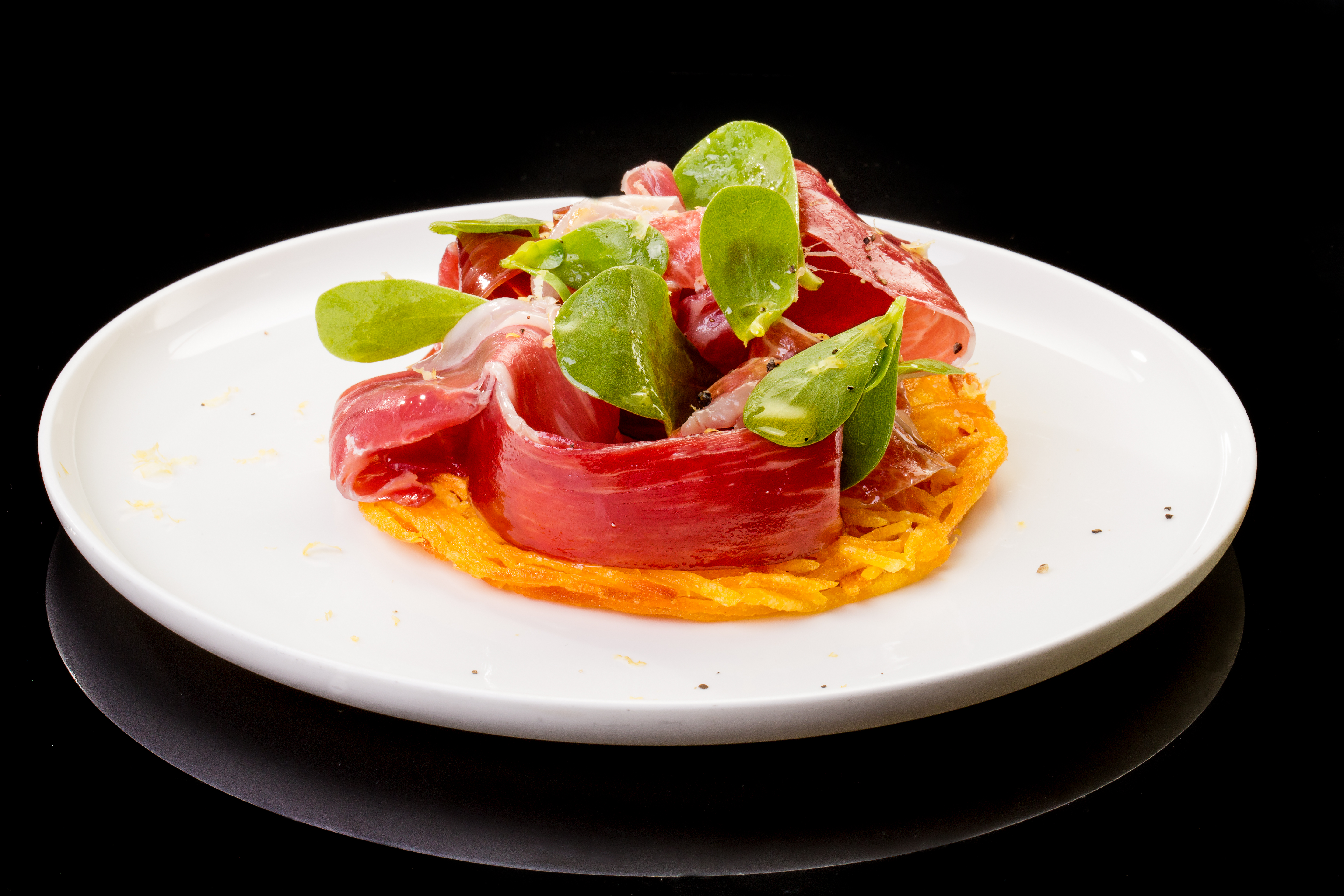 Patata darphin y Jamón gran reserva Joselito, ensalada de verdolaga y flores