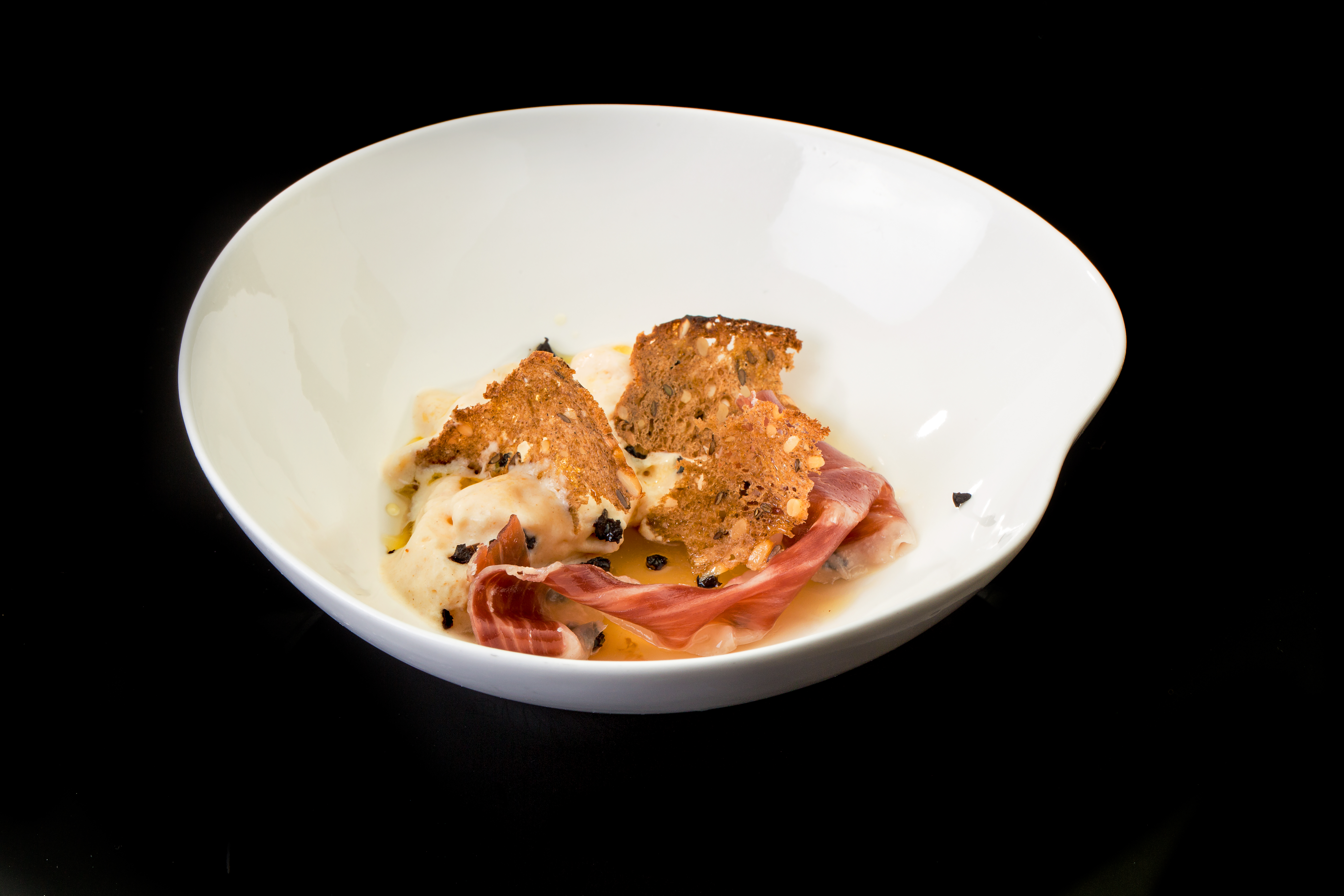 Gelatina de jamón ibérico, mousse fermentada de pan de centeno con trocitos de aceitunas Kalamata