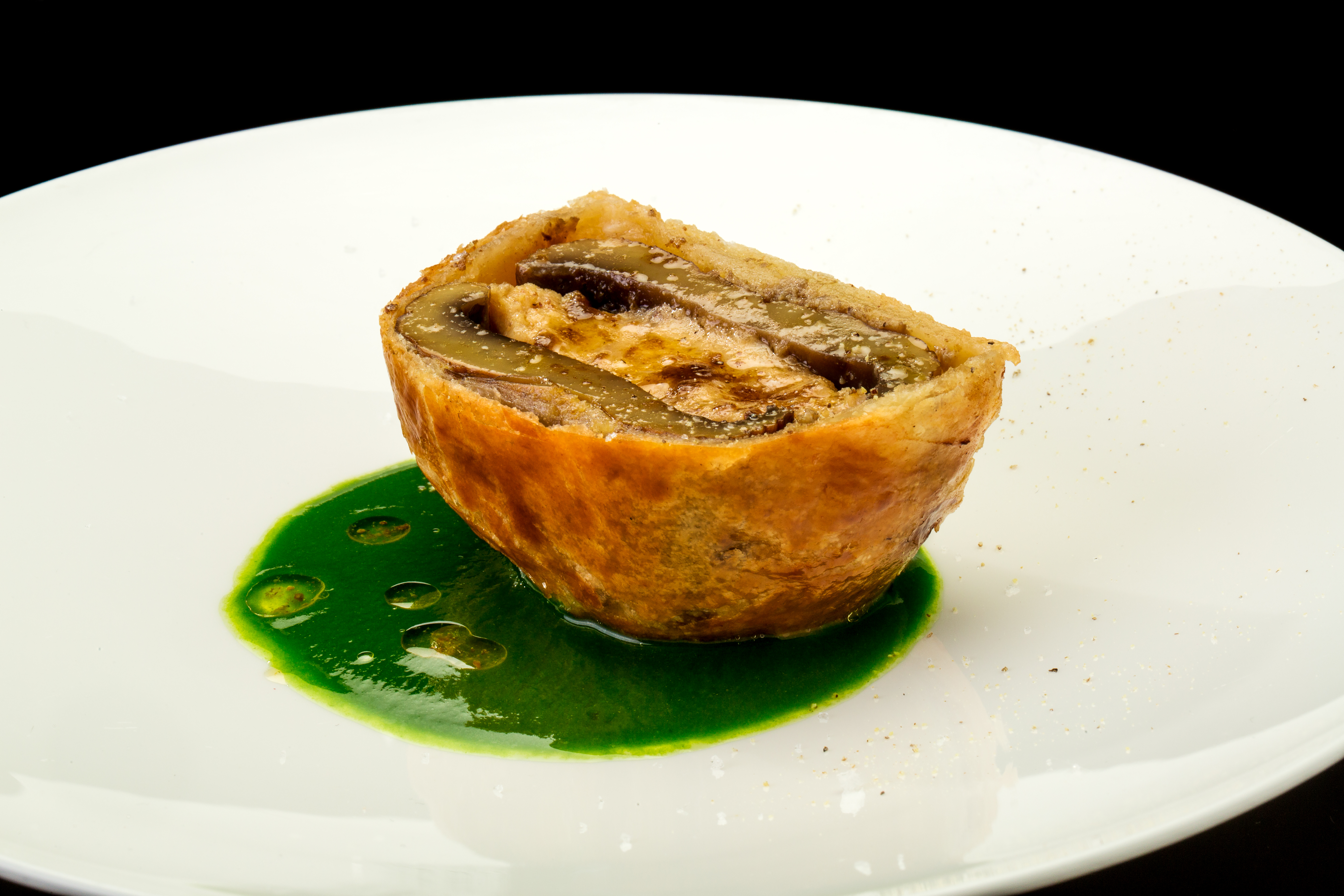 Champiñones en hojaldre rellenos de solomillo y lomo