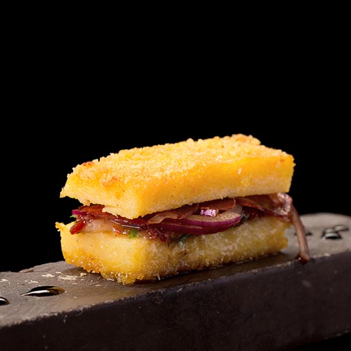 Croqueta de polenta con puré de lardo y cebolla con vinagre