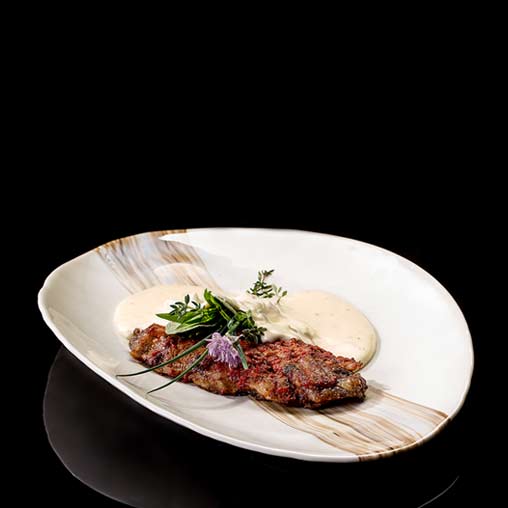 Pluma Joselito con curtido de tomate asado con mozzarella y tomate