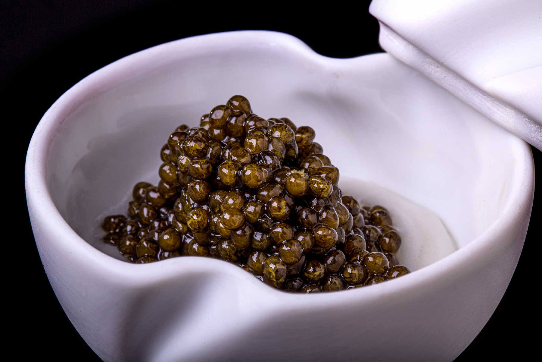 Caviar beluga imperial sobre grasa de chuleta Joselito texturizada