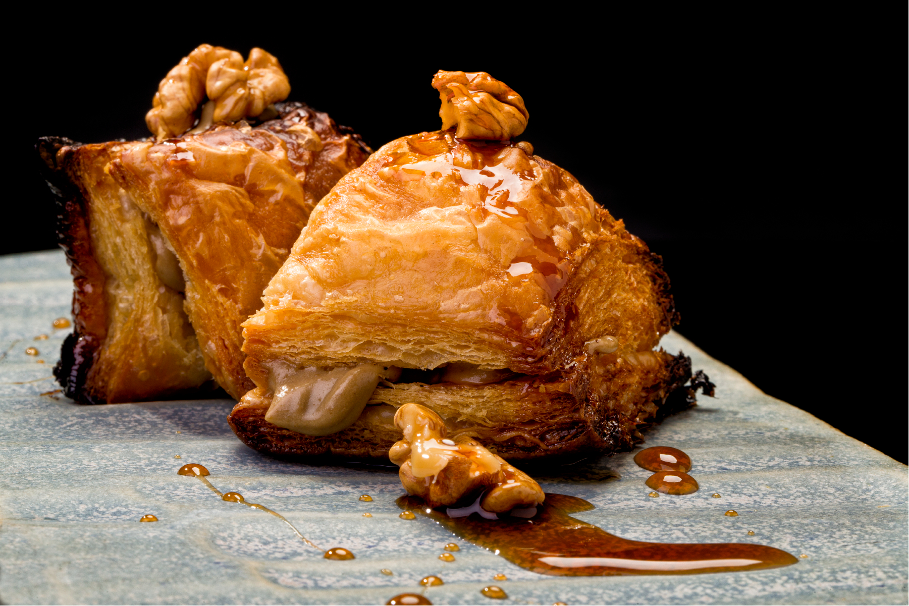 Hojaldre con manteca de cerdo Joselito, crema de vainilla y nueces
